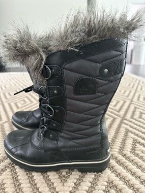 Sorel Black Quilted Winter Boots with Gray Faux Fur Cuff